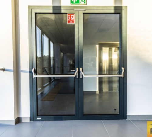 Fasada aluminiowa-szklana, stolarka przeciwpożarowa, drzwi ewakuacyjne oraz okna i drzwi aluminiowe o podwyższonej izolacyjności termicznej
